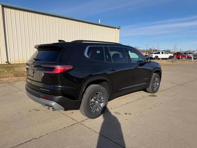 GMC Acadia Vehicle Full-screen Gallery Image 3