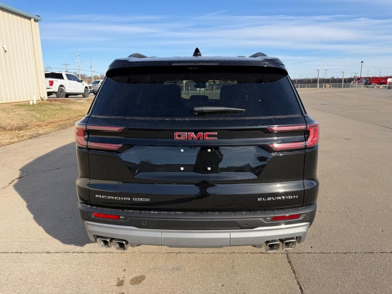 GMC Acadia Vehicle Full-screen Gallery Image 4