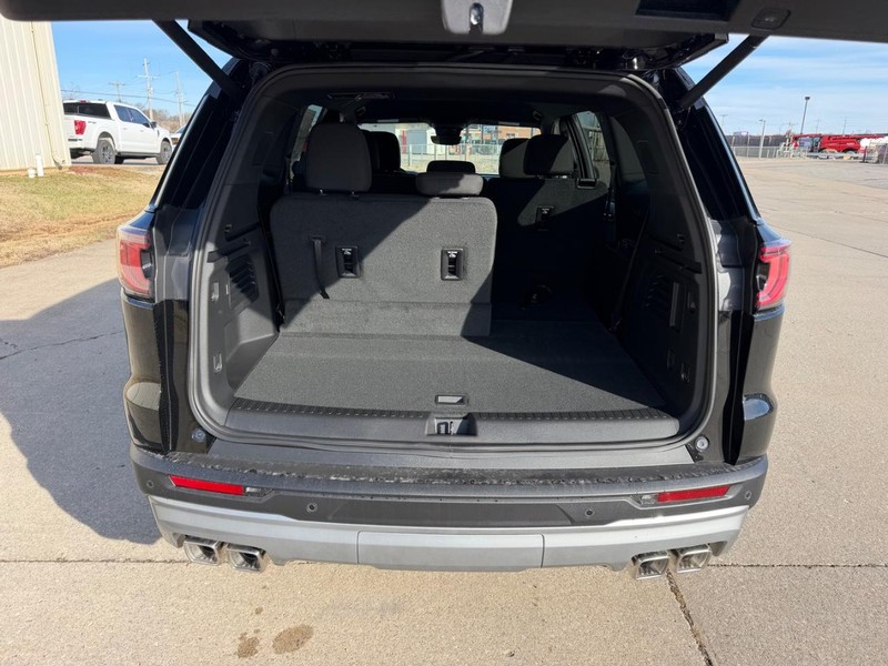 GMC Acadia Vehicle Full-screen Gallery Image 5
