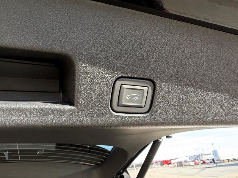 GMC Acadia Vehicle Full-screen Gallery Image 6