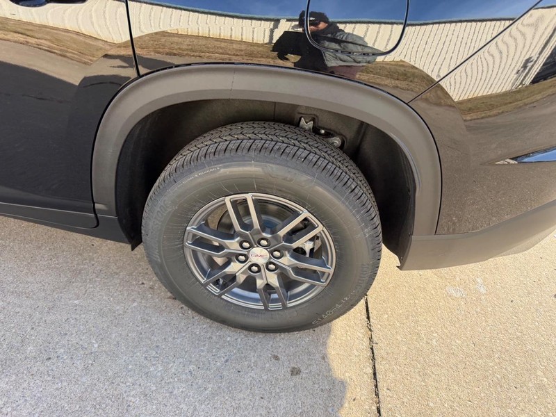 GMC Acadia Vehicle Full-screen Gallery Image 7