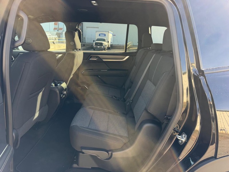 GMC Acadia Vehicle Full-screen Gallery Image 9