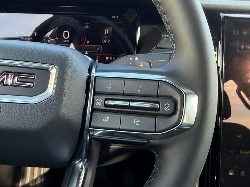 GMC Acadia Vehicle Full-screen Gallery Image 14