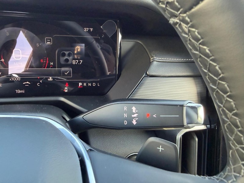 GMC Acadia Vehicle Full-screen Gallery Image 15