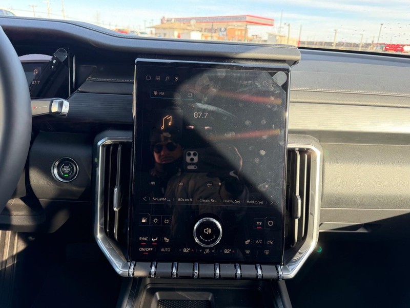 GMC Acadia Vehicle Full-screen Gallery Image 16