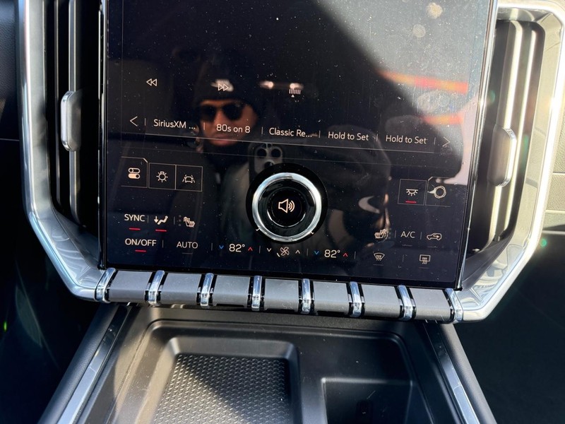 GMC Acadia Vehicle Full-screen Gallery Image 17