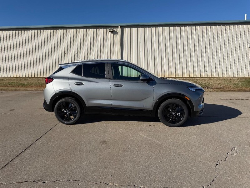 Buick Encore GX Vehicle Full-screen Gallery Image 2