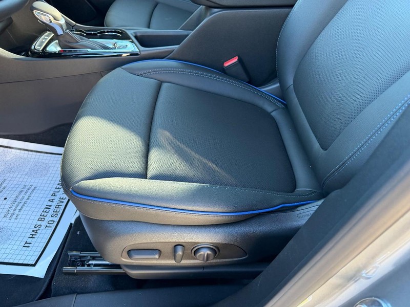 Buick Encore GX Vehicle Full-screen Gallery Image 17