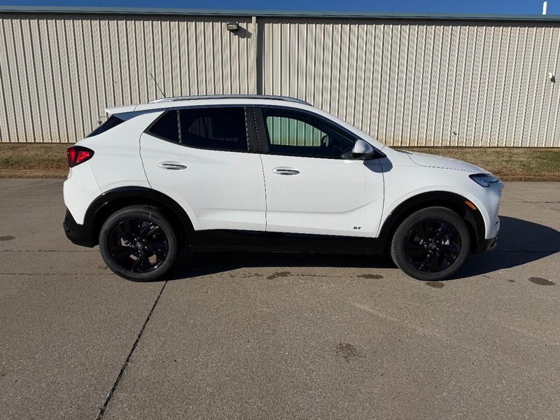 Buick Encore GX Vehicle Full-screen Gallery Image 2