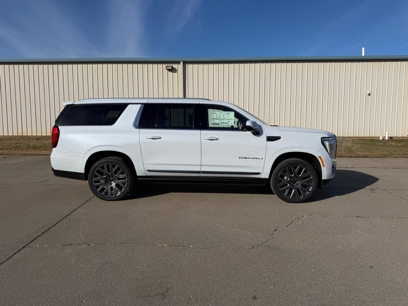 GMC Yukon XL Vehicle Full-screen Gallery Image 2