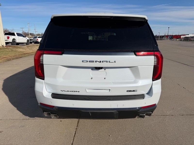 GMC Yukon XL Vehicle Full-screen Gallery Image 4