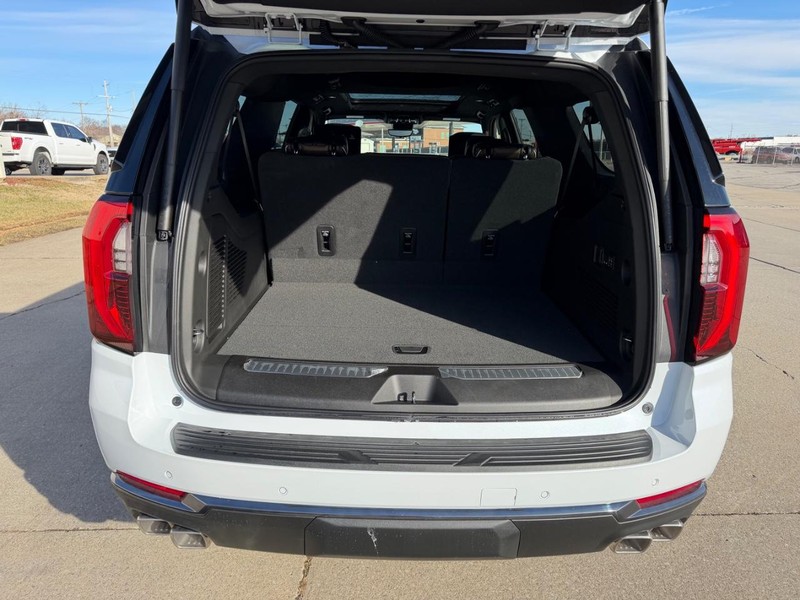 GMC Yukon XL Vehicle Full-screen Gallery Image 5