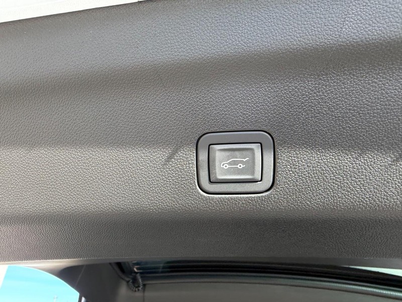 GMC Yukon XL Vehicle Full-screen Gallery Image 6