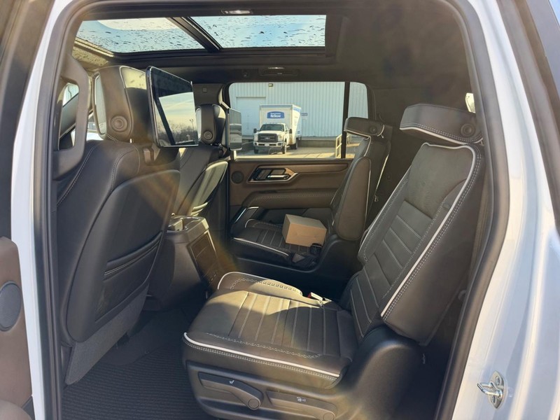 GMC Yukon XL Vehicle Full-screen Gallery Image 9