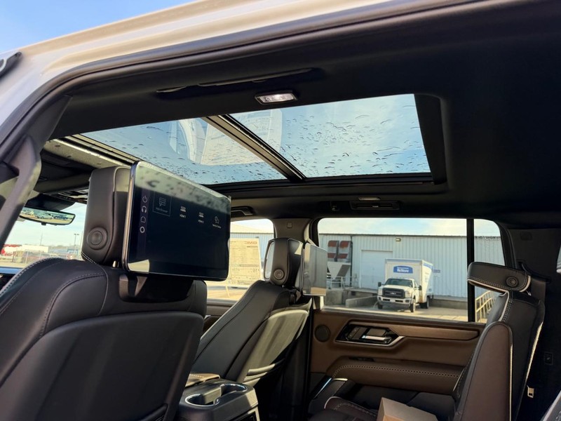 GMC Yukon XL Vehicle Full-screen Gallery Image 10