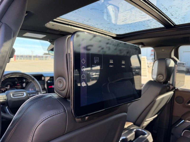 GMC Yukon XL Vehicle Full-screen Gallery Image 11