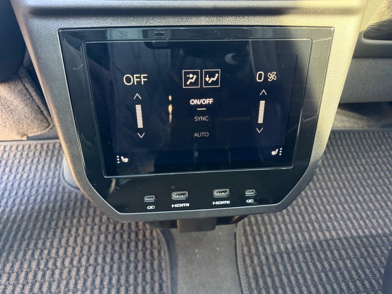 GMC Yukon XL Vehicle Full-screen Gallery Image 12