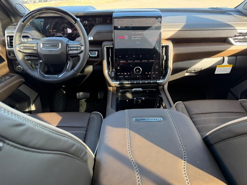 GMC Yukon XL Vehicle Full-screen Gallery Image 13