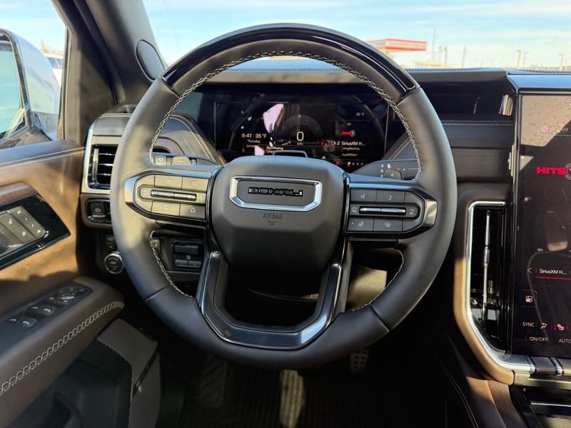 GMC Yukon XL Vehicle Full-screen Gallery Image 14