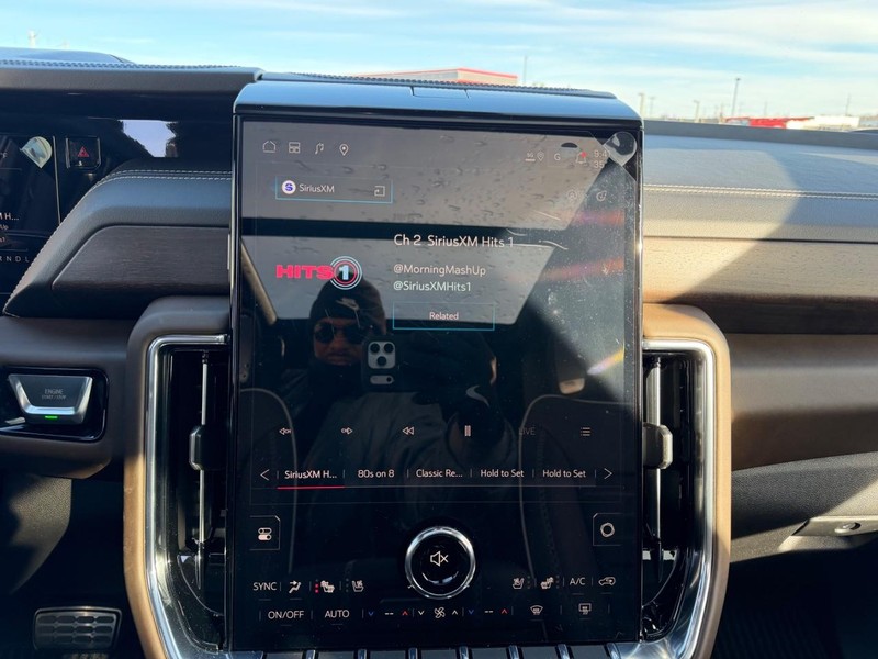 GMC Yukon XL Vehicle Full-screen Gallery Image 17