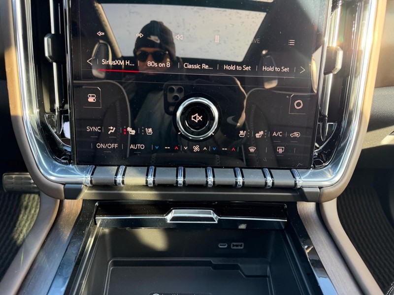 GMC Yukon XL Vehicle Full-screen Gallery Image 18