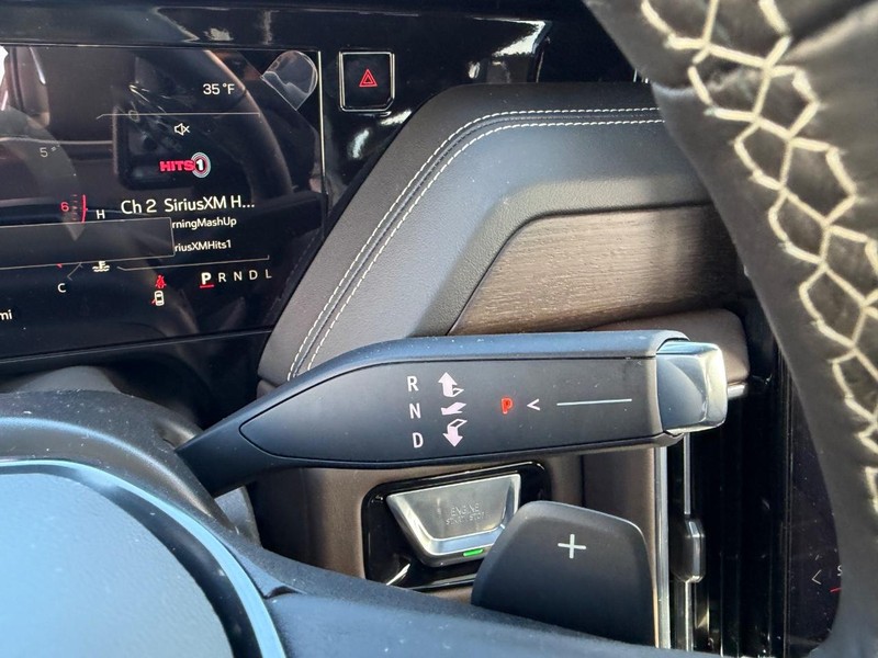 GMC Yukon XL Vehicle Full-screen Gallery Image 19