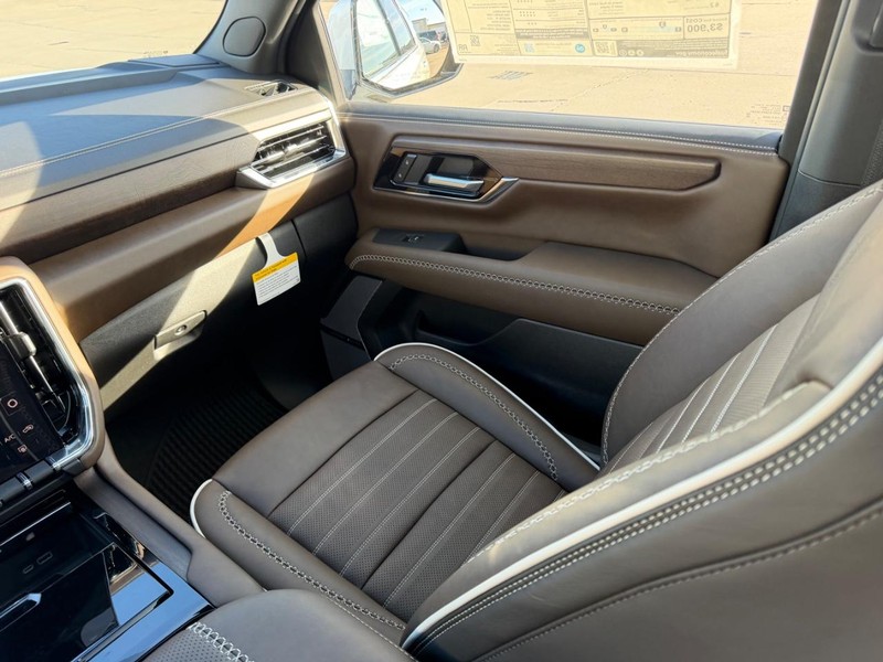 GMC Yukon XL Vehicle Full-screen Gallery Image 20