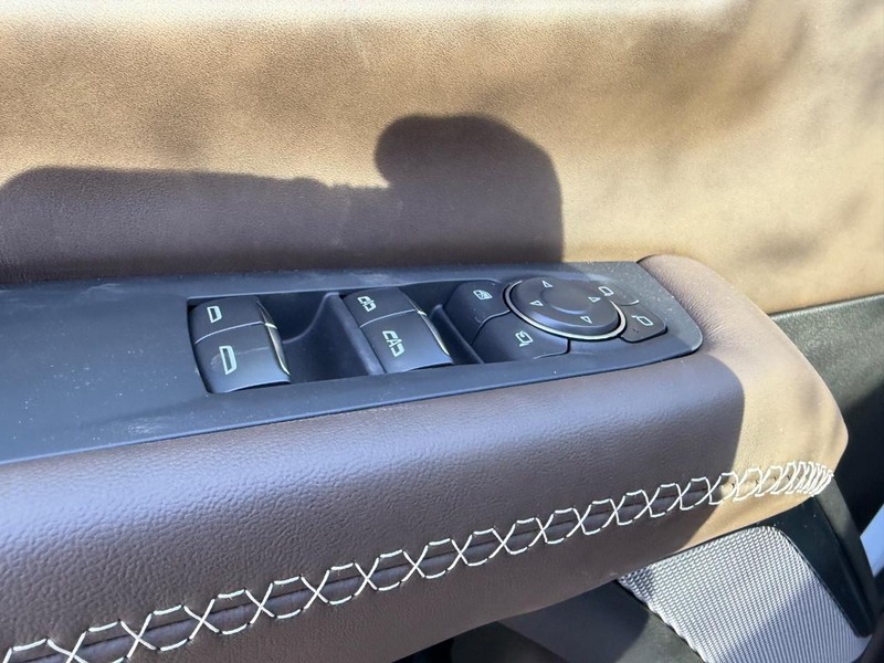 GMC Yukon XL Vehicle Full-screen Gallery Image 21