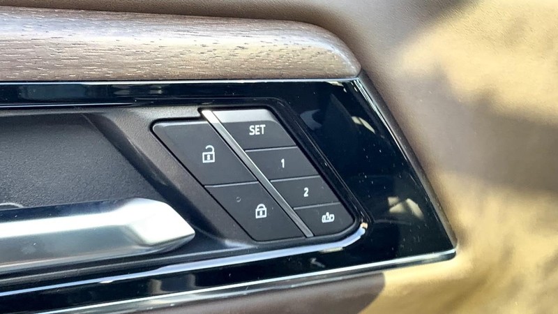 GMC Yukon XL Vehicle Full-screen Gallery Image 22