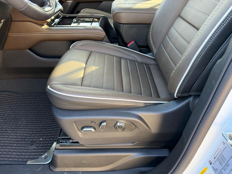 GMC Yukon XL Vehicle Full-screen Gallery Image 23