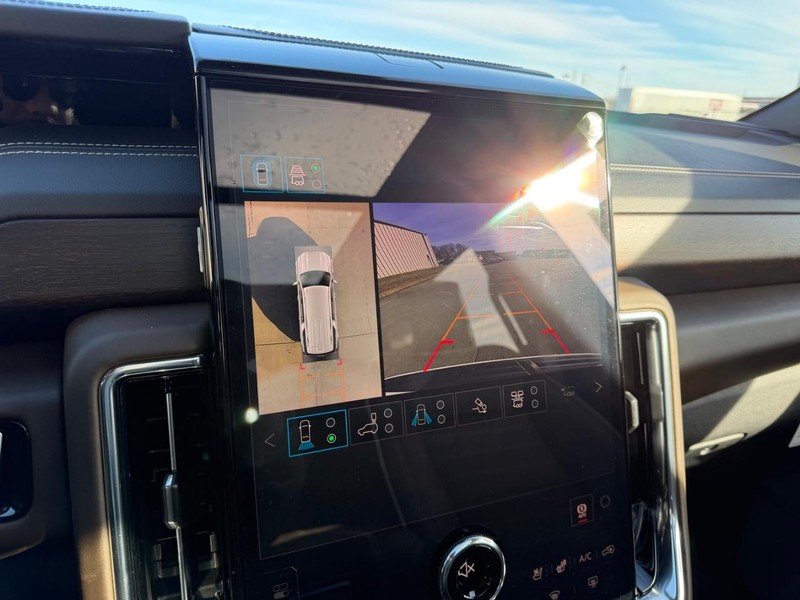 GMC Yukon XL Vehicle Full-screen Gallery Image 25