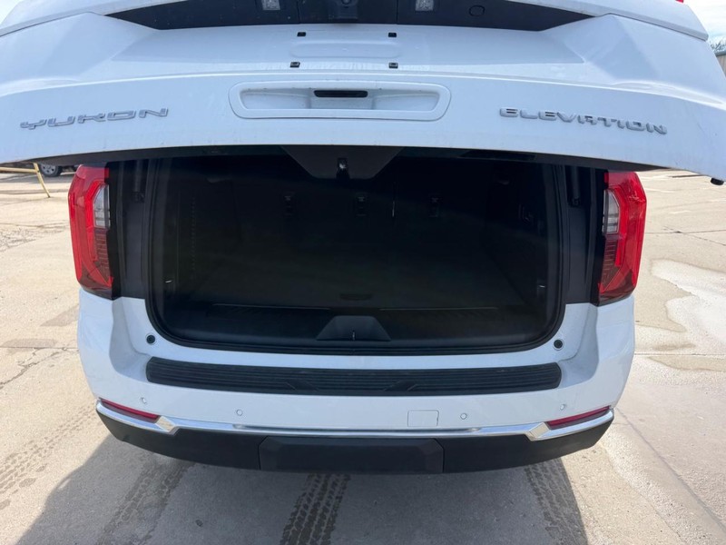 GMC Yukon XL Vehicle Full-screen Gallery Image 5