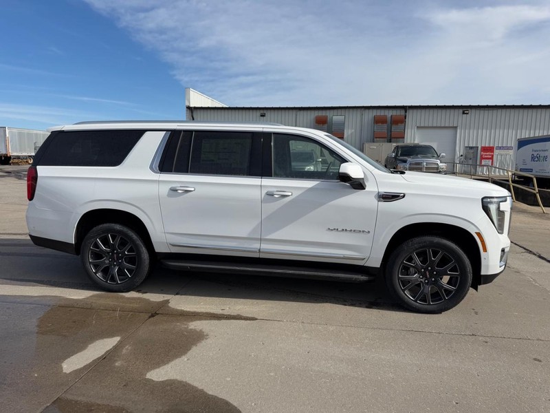 GMC Yukon XL Vehicle Full-screen Gallery Image 7