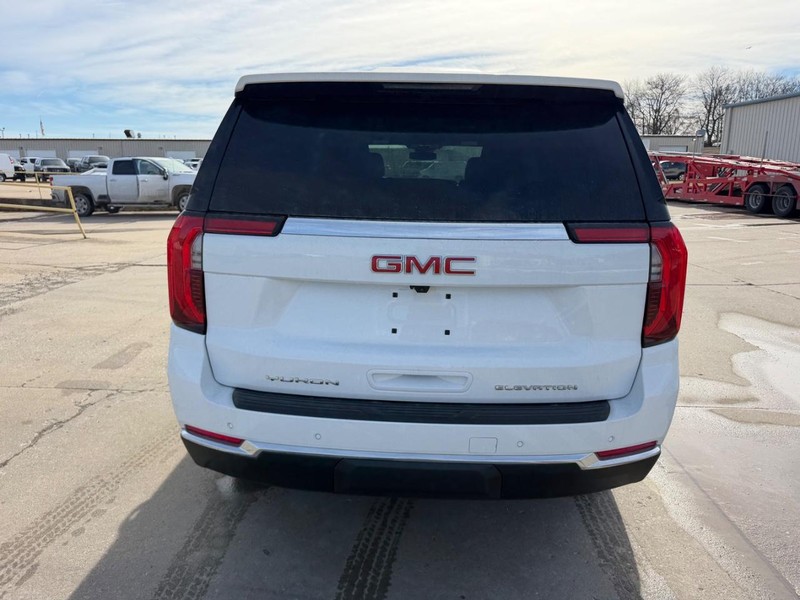 GMC Yukon XL Vehicle Full-screen Gallery Image 9