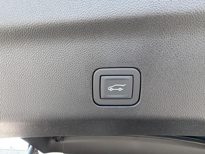 GMC Yukon XL Vehicle Full-screen Gallery Image 11