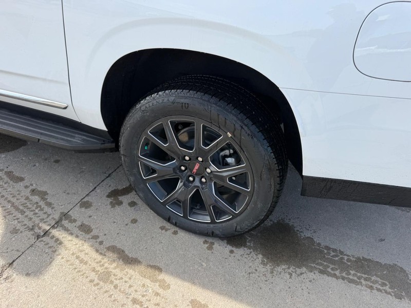 GMC Yukon XL Vehicle Full-screen Gallery Image 12