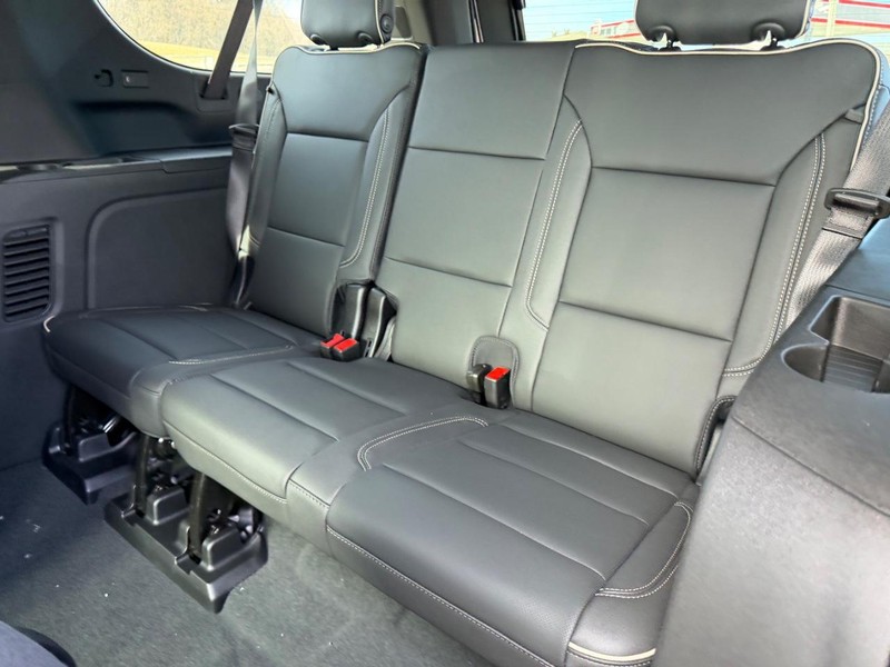 GMC Yukon XL Vehicle Full-screen Gallery Image 13