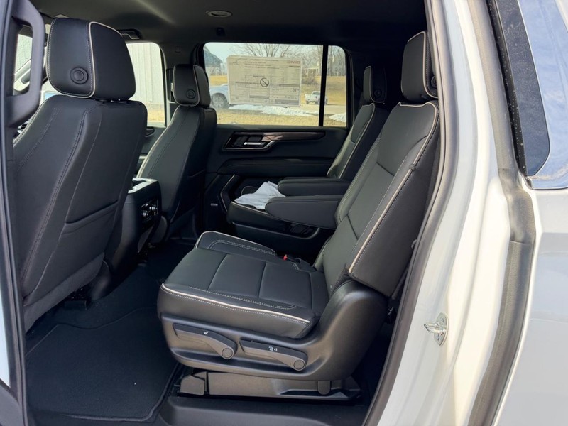 GMC Yukon XL Vehicle Full-screen Gallery Image 14