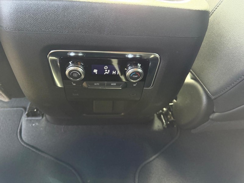 GMC Yukon XL Vehicle Full-screen Gallery Image 15