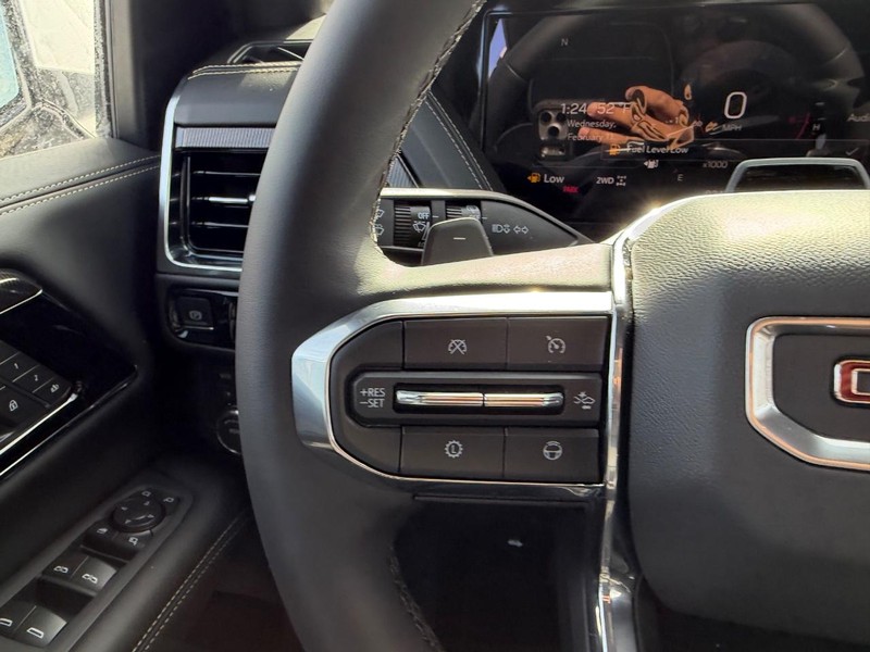 GMC Yukon XL Vehicle Full-screen Gallery Image 18