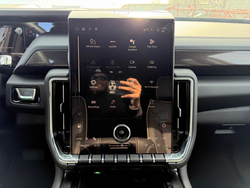 GMC Yukon XL Vehicle Full-screen Gallery Image 21