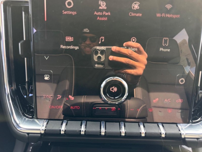 GMC Yukon XL Vehicle Full-screen Gallery Image 22