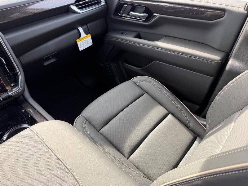 GMC Yukon XL Vehicle Full-screen Gallery Image 23