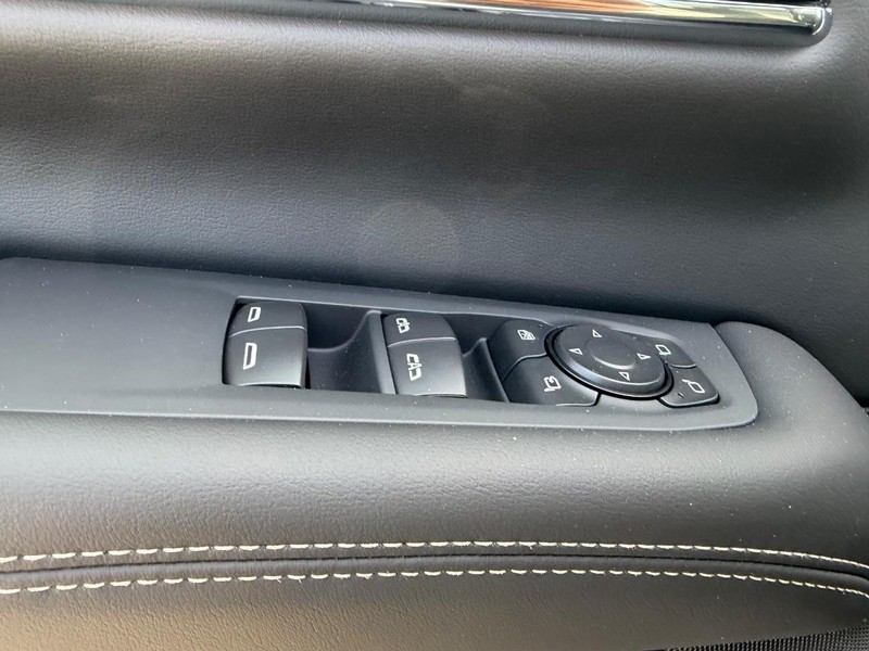 GMC Yukon XL Vehicle Full-screen Gallery Image 24