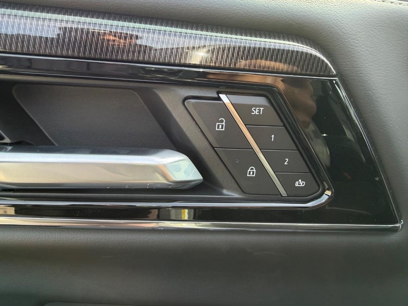 GMC Yukon XL Vehicle Full-screen Gallery Image 25