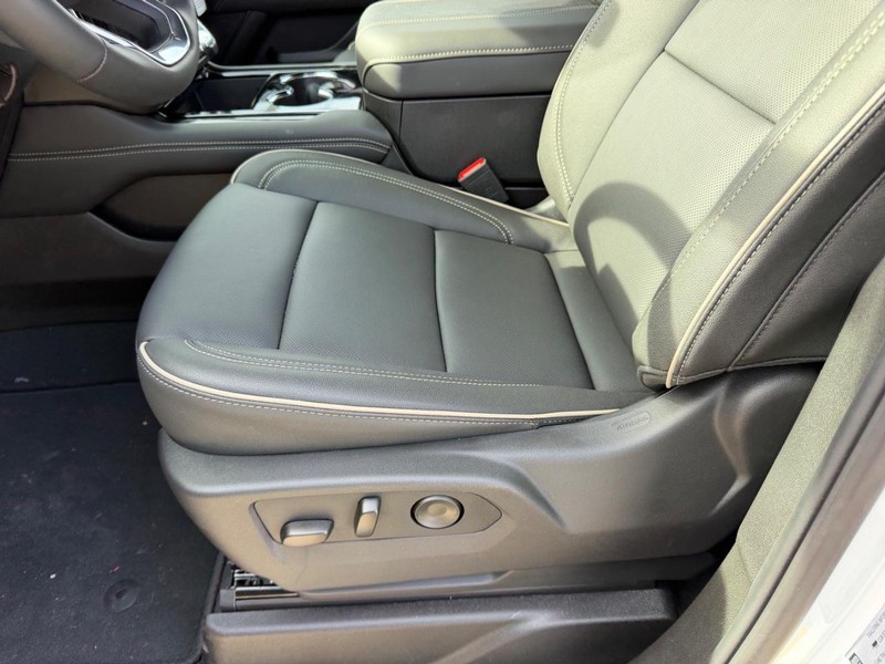 GMC Yukon XL Vehicle Full-screen Gallery Image 26