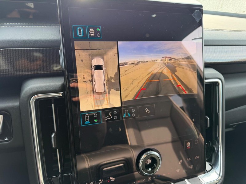 GMC Yukon XL Vehicle Full-screen Gallery Image 28