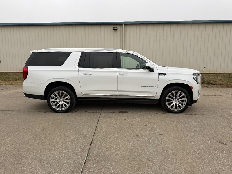 GMC Yukon XL Vehicle Full-screen Gallery Image 2