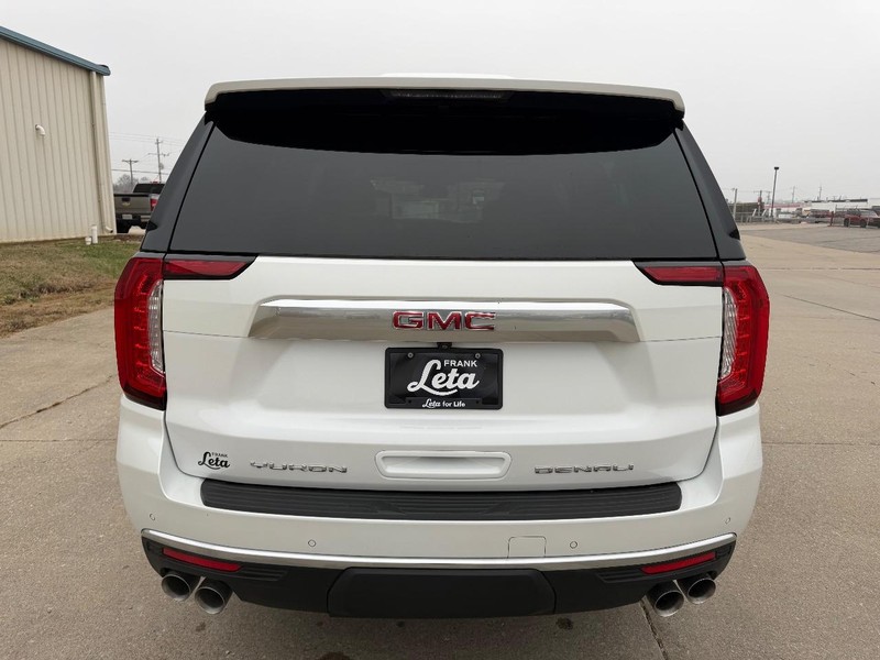 GMC Yukon XL Vehicle Full-screen Gallery Image 4