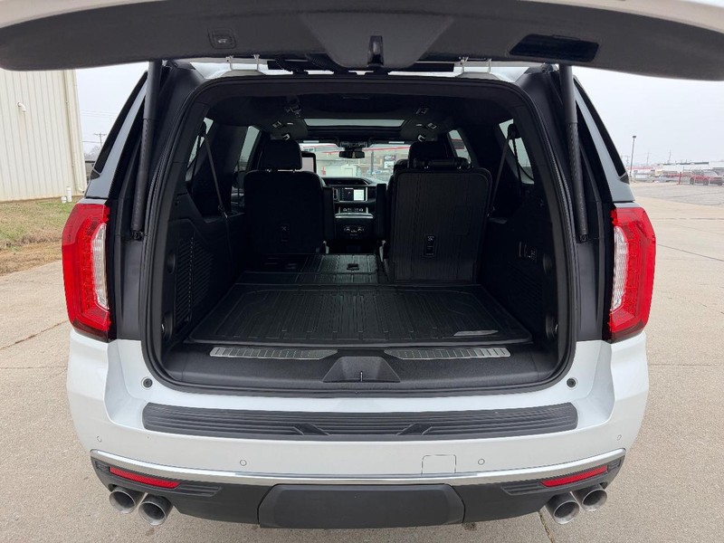 GMC Yukon XL Vehicle Full-screen Gallery Image 5